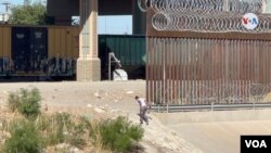 Una migrante cruza desde Ciudad Juárez , México, hacia El Paso, Texas. Muchos migrantes son a diario detenidos por la Patrulla Fronteriza por cruzar de manera irregular. [Foto: Celia Mendoza, VOA]