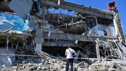 فائل فوٹو: یوکرین کے شہر خارکیو پر روسی حملے کے بعد سپر مارکیٹ جزوی طور پر تباہ ہو گئی