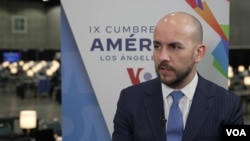 Juan González durante una entrevista con la Voz de América en la Cumbre de las Américas en Los Ángeles, 10 de junio de 2022.