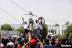 جامعہ ملیہ اسلامیہ کے طلبہ متنازع بیانات دینے والے رہنماؤں کے خلاف احتجاج کررہے ہیں۔ فوٹو، رائٹرز