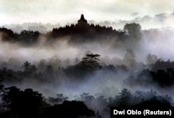 Siluet Candi Borobudur di Magelang, Jawa Tengah pada fajar 1 Januari 2004. (Foto: Reuters/Dwi Oblo)...