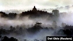 Siluet Candi Borobudur di Magelang, Jawa Tengah pada fajar 1 Januari 2004. (Foto: Reuters/Dwi Oblo)...