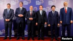 Arhiva - Lideri zemalja Zapadnog Balkana sa komesarom EU a proširenje Oliverom Varhelijem, tokom samita Otvoreni Balkan na Ohridu, 8. juna 2022.