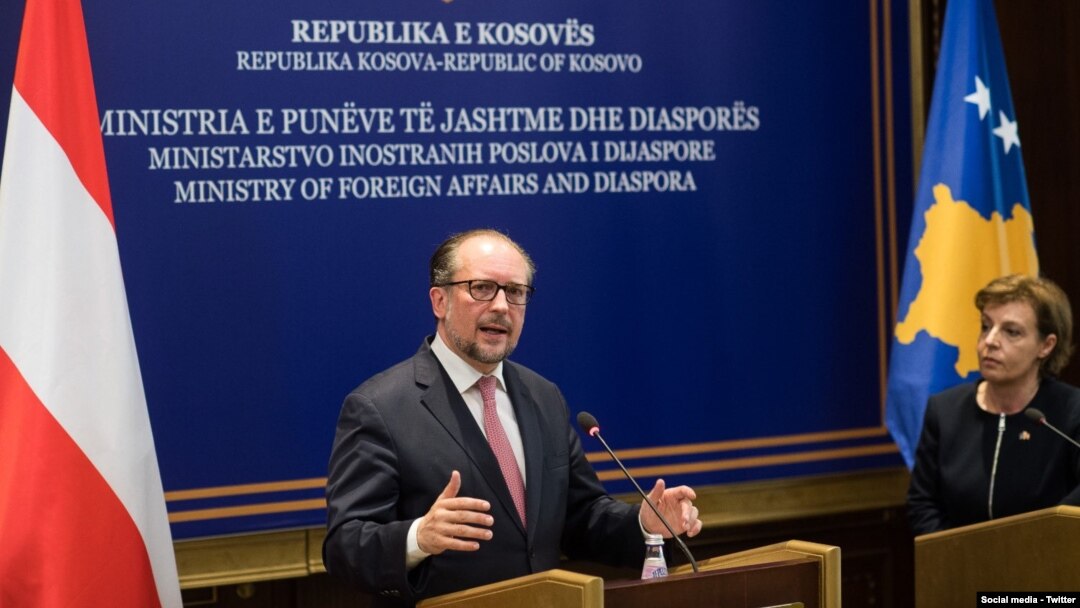 Ministar spoljnih poslova Austrije Aleksander Šalenberg sa šeficom kosovske diplomatije Donikom Gervalom na konferenciji za novinare u Prištini (Foto: Twitter/@a_schallenberg)