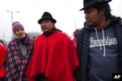 El líder indígena Leonidas Iza, centro, habla con manifestantes en un punto de bloqueo durante una protesta nacional contra el gobierno de Guillermo Lasso convocada principalmente por organizaciones indígenas en Cotopaxi, Ecuador, el lunes 13 de junio de 2022.