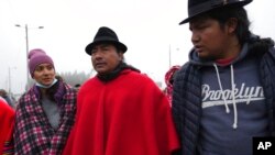 El líder indígena Leonidas Iza, centro, habla con manifestantes en un punto de bloqueo durante una protesta nacional contra el gobierno de Guillermo Lasso convocada principalmente por organizaciones indígenas en Cotopaxi, Ecuador, el lunes 13 de junio de 2022.