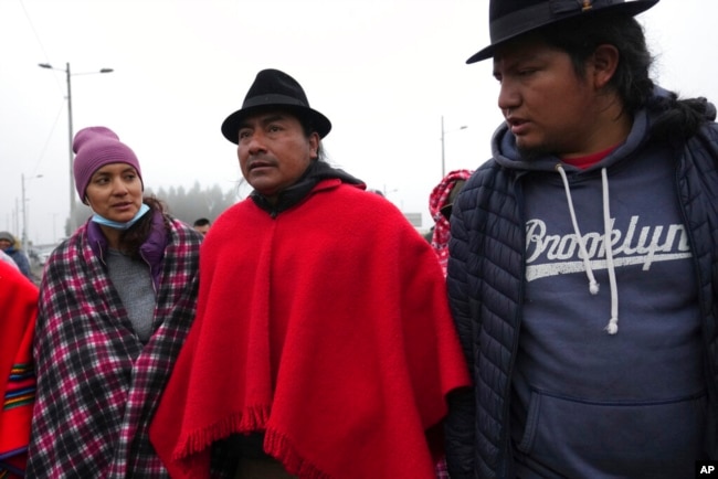 El líder indígena Leonidas Iza, centro, habla con manifestantes en un punto de bloqueo durante una protesta nacional contra el gobierno de Guillermo Lasso convocada principalmente por organizaciones indígenas en Cotopaxi, Ecuador, el lunes 13 de junio de 2022.