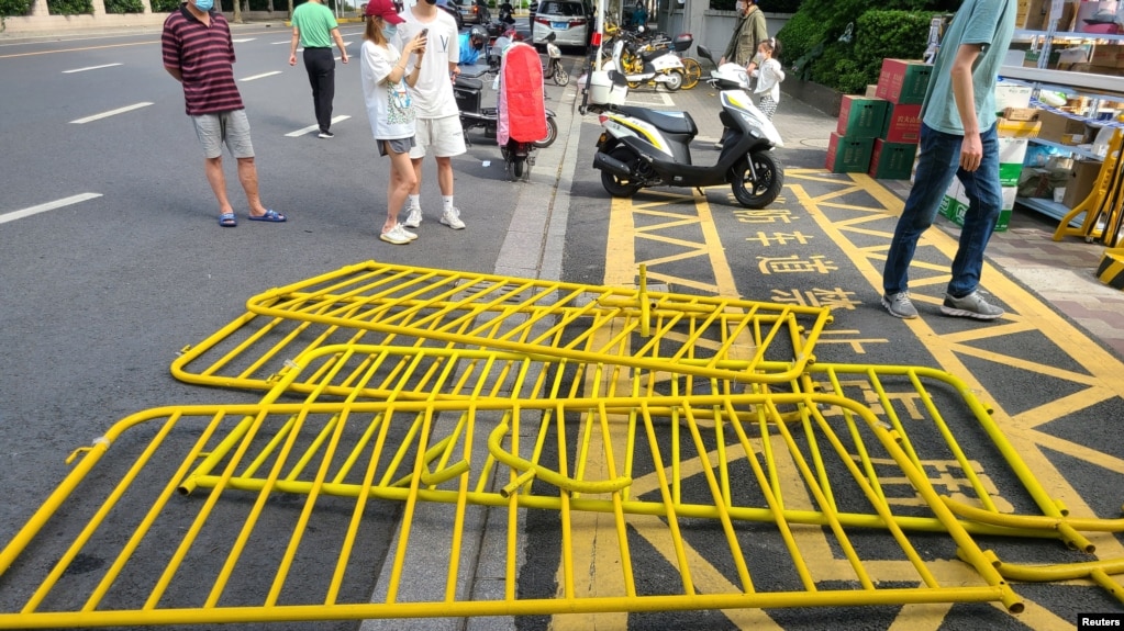 上海封城结束，围堵街道的围栏被推倒。（2022年5月30日）