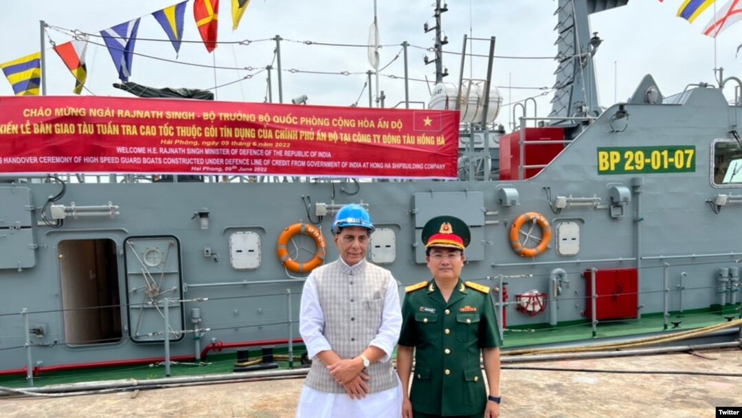 Bộ trưởng Quốc phòng Ấn Độ Rajnath Singh bàn giao 12 tàu tuần tra cao tốc cho đại diện Quân đội Việt Nam ở nhà máy đóng tàu Hồng Hà, Hải Phòng, ngày 9/6/2022. Photo Twitter Rajnath Singh.