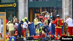 Servicios de emergencia asisten a heridos después que un coche atropellara a varias personas en el oeste de Berlín el 8 de junio de 2022.