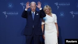 Predsjednik SAD Joe Biden, u pratnji prve dame Jill Biden, maše prisutnim liderima država nakon što je stigao na Samit Amerika, u Los Angelesu, California, 8. juna 2022.
