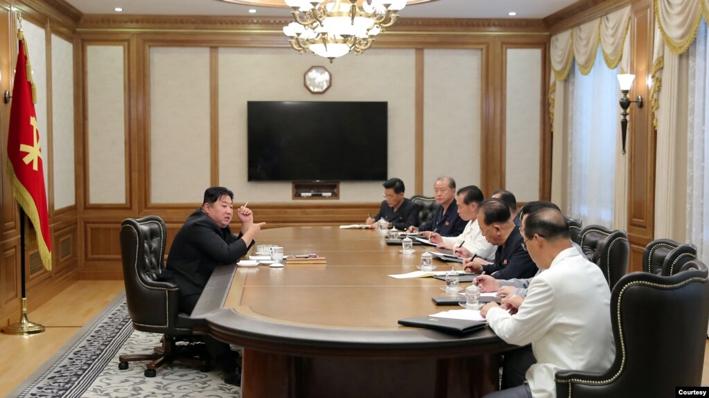 朝鲜领导人金正恩2022年6月12日召集劳动党高层会议。（朝中社）(photo:VOA)