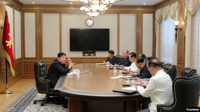 김정은(왼쪽) 북한 국무위원장이 지난 12일 평양에서 노동당 중앙위원회 비서국 회의를 진행하고 있다. (자료사진)
