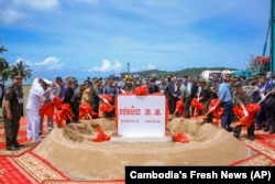 中国驻柬埔寨大使王文天和柬国防部长及军方其他高级官员在西哈努克港共同主持云壤基地扩建破土动工仪式。（2022年6月8日）