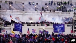 ARCHIVO - Partidarios del presidente Donald Trump asaltan el Capitolio el 6 de enero de 2021 en Washington.