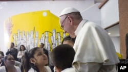 Папа Римский Франциск общается с детьми. Архивное фото. AP
