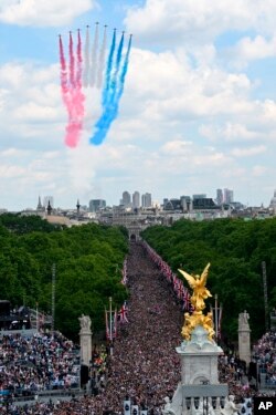 Las multitudes han tomado las calles de Londres para sumarse a los festejos de 70 años de reinado de Elizabeth II. (Foto AP)