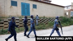 Des agents de la police sud-africaine lors d'une manifestation contre la hausse de la criminalité dans la région à Diepsloot, en Afrique du Sud, le 6 avril 2022.