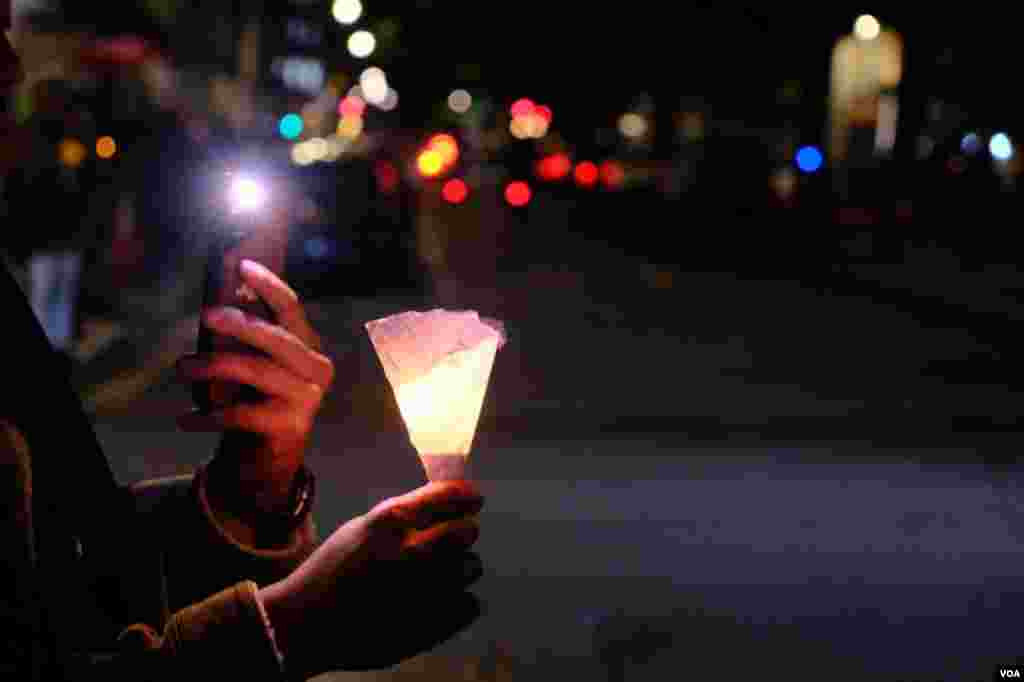 示威者在中國大使館對面馬路的英國皇家建築師學會(Royal Institute of British Architects)大樓外的行人道上舉行燭光守夜。（美國之音鄭樂捷）