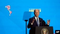 El presidente Joe Biden habla durante la ceremonia de apertura de la Cumbre de las Américas, el 8 de junio de 2022, en Los Ángeles.