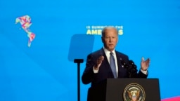 El presidente Joe Biden habla durante la ceremonia de apertura de la Cumbre de las Américas, el 8 de junio de 2022, en Los Ángeles.