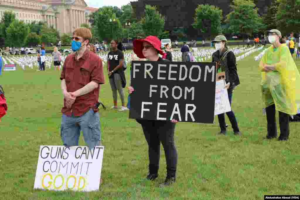 Watu wabeba mabango wakati wa mkutano dhidi ya bunduki Washington DC