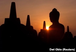 Sunrise terlihat di Borobudur, candi Budha terbesar di dunia di Magelang, Jawa Tengah, 1 Januari 2007. (Foto: Reuters/Dwi Oblo)