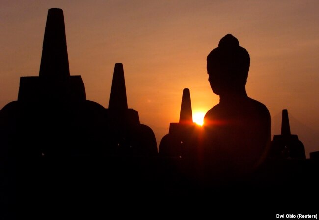 Sunrise terlihat di Borobudur, candi Budha terbesar di dunia di Magelang, Jawa Tengah, 1 Januari 2007. (Foto: Reuters/Dwi Oblo)