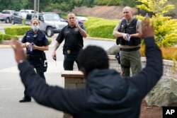 Instructores imparten clases de entrenamiento a agentes de policía en el estado de Washington el 14 de julio de 2021. Foto AP.