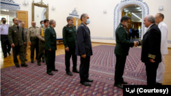 نظامیان ارشد جمهوری اسلامی ایران در مقابل سفیر روسیه در تهران