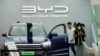 Sejumlah pengunjung tampak mendatangi toko mobil BYD di Beijing, China, pada 16 Maret 2022. (Foto: AP/Ng Han Guan)