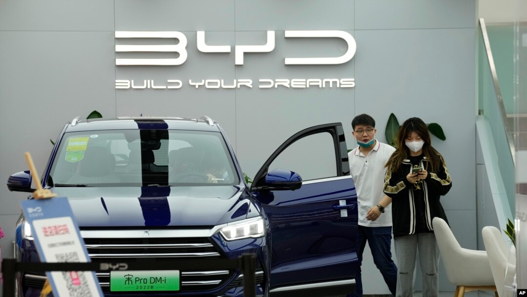 Sejumlah pengunjung tampak mendatangi toko mobil BYD di Beijing, China, pada 16 Maret 2022. (Foto: AP/Ng Han Guan)