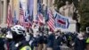 Anggota dari kelompok supremasi kulit putih Patriot Front berdemo di dekat gedung Arsip Nasional di Washington, pada 21 Januari 2022. (Foto: AP/Jose Luis Magana)