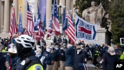 Anggota dari kelompok supremasi kulit putih Patriot Front berdemo di dekat gedung Arsip Nasional di Washington, pada 21 Januari 2022. (Foto: AP/Jose Luis Magana)