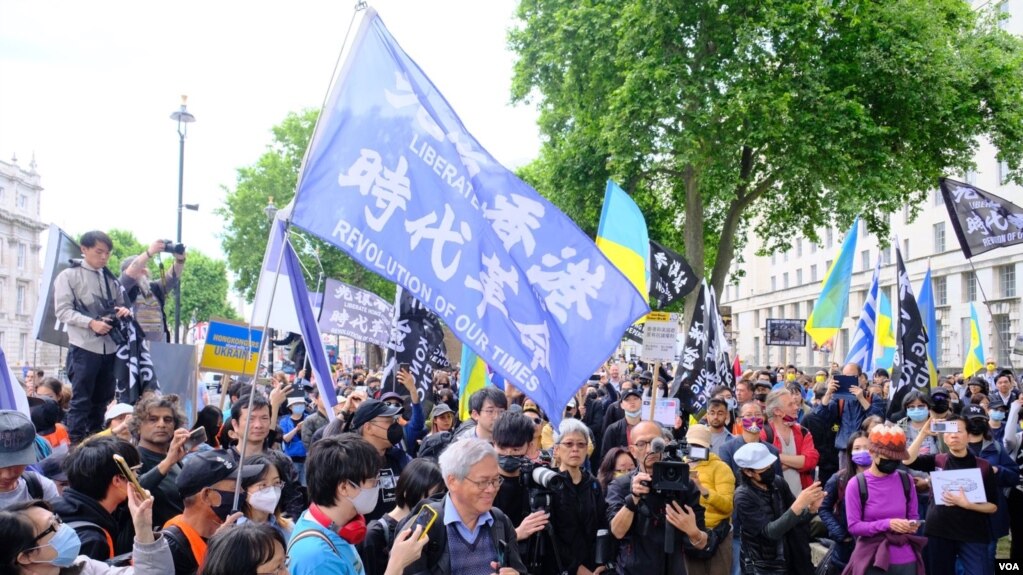 2022年6月4日在伦敦举行的六四事件纪念集会上，来自香港的示威者手持“光复香港，时代革命”的旗帜与支持乌克兰的示威者一起集会。 （美国之音/郑乐捷）(photo:VOA)