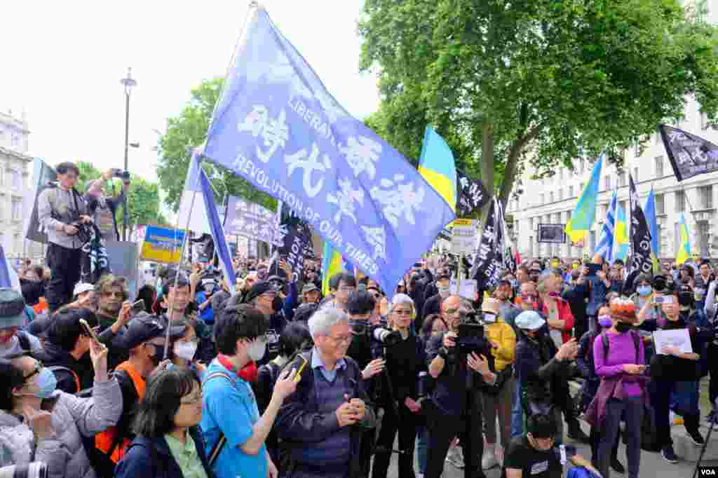 2022年6月4日在倫敦舉行的六四事件紀念集會上，來自香港的示威者手持“光復香港，時代革命”的旗幟與支持烏克蘭的示威者一起集會。（美國之音/鄭樂捷）