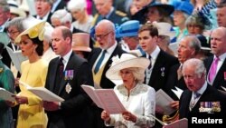 Catherine, duquesa de Cambridge, el príncipe William, Camilla, la duquesa de Cornualles y el príncipe Carlos de Gran Bretaña en la Catedral de San Pablo, durante las celebraciones del Jubileo de Platino de la Reina Isabel en Londres, el 3 de junio de 2022. 