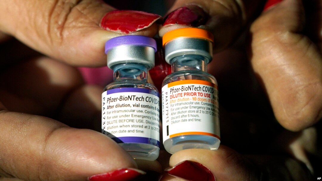 ARCHIVO - Una enfermera sostiene unos frascos de la vacuna contra COVID-19 de Pfizer, el martes 8 de febrero de 2022, en Jackson, Mississippi. (AP Foto/Rogelio V. Solis, Archivo)