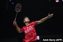 Anthony Sinisuka Ginting melawan Viktor Axelsen dari Denmark pada babak semifinal tunggal putra turnamen bulu tangkis Indonesia Masters di Jakarta pada 11 Juni 2022. (Foto: AFP/Adek Berry)