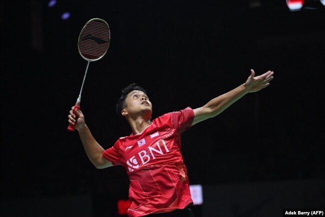 Anthony Sinisuka Ginting melawan Viktor Axelsen dari Denmark pada babak semifinal tunggal putra turnamen bulu tangkis Indonesia Masters di Jakarta pada 11 Juni 2022. (Foto: AFP/Adek Berry)