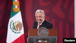 ປະ​ທາ​ນາ​ທິ​ບໍ​ດີ ເມັກ​ຊິ​ໂກ ທ່ານ ແອນ​ເດ​ຣ​ສ ມາ​ນູ​ແອ​ລ ໂລ​ເປ​ສ ໂອບ​ຣາ​ດໍ ເຂົ້າ​ຮ່ວມກອງ​ປະ​ຊຸມ​ຖະ​ແຫຼງ​ຂ່າວ, ນະ​ຄອນຫຼວງ ເມັກ​ຊິ​ໂກ ຊີ​ຕີ, ປະ​ເທດ ເມັກ​ຊິ​ໂກ. 6 ມິ​ຖຸ​ນາ, 2022. (Mexico Presidency/Handout via Reuters)