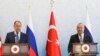 Menteri Luar Negeri Rusia Sergey Lavrov (kiri) dan Menteri Luar Negeri Turki Mevlut Cavusoglu memberikan keterangan kepada wartawan dalam konferensi pers bersama di Ankara, Rabu, 8 Juni 2022. (AP Photo/Burhan Ozbilici)