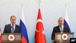Menteri Luar Negeri Rusia Sergey Lavrov (kiri) dan Menteri Luar Negeri Turki Mevlut Cavusoglu memberikan keterangan kepada wartawan dalam konferensi pers bersama di Ankara, Rabu, 8 Juni 2022. (AP Photo/Burhan Ozbilici)