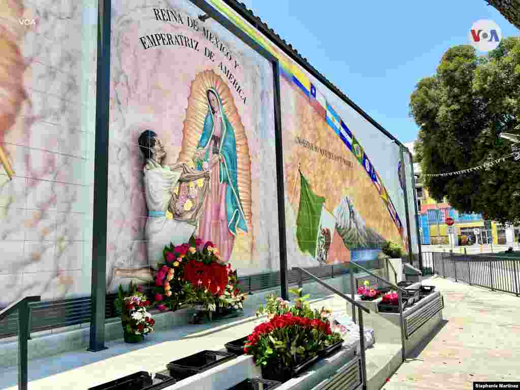 Decenas de hispanos visitan a la Virgen de Guadalupe en la Catedral de Los Ángeles cerca de la icónica Placita Olvera.