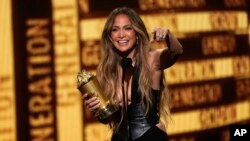 Jennifer Lopez menerima Penghargaan Generasi di MTV Movie & Television Awards di Barker Hangar, Santa Monica, California, Minggu, 5 Juni 2022. (Foto AP/Chris Pizzello)