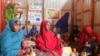 Des femmes somaliennes déplacées à l'intérieur du pays et leurs enfants attendent un dépistage de la malnutrition à l'hôpital de Dollow, dans la région de Gedo, en Somalie, le 24 mai 2022. 