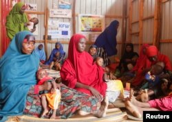 صومالیہ میں بے گھر مائیں غذائی قلت کےشکار بچوں کی اسکریننگ کے انتظار میں ، فائل فوٹو