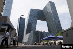 Orang-orang berbaris untuk diuji COVID-19 di Beijing, China 18 Mei 2022. (Foto: Reuters)