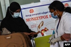 Petugas kesehatan menyaring penumpang yang datang dari luar negeri terkait dengan mewabahnya penyakit cacar monyet di terminal Bandara Internasional Anna di Chennai, India, 3 Juni 2022. (Foto: AFP)