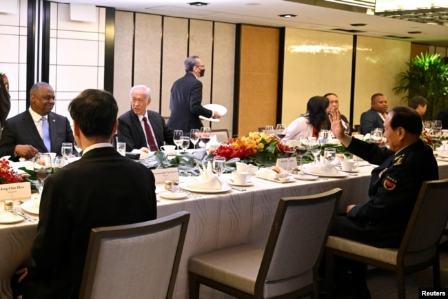 美国国防部长奥斯汀（左一）与中国国防部长魏凤和（右一）在新加坡香格里拉安全论坛期间举行首次面对面会谈。（2022年6月11日）